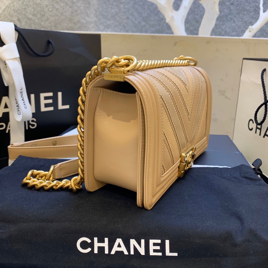 CHANEL Medium Chevron Mix Leather Boy Bag. Original Quality Bag including gift box, care book, dust bag, authenticity card. Chanel introduces a new style for their iconic Boy Bag. For the brand’s Spring/Summer 2016 Collection, this Boy Bag comes in a mix of three different leathers: Calfskin, Suede Calfskin and Grained Calfskin. A handle-chain in gilded metal allowing a carried hand or shoulder. This is a marvelous shoulder bag for day or evening and just the essentials, from Chanel!