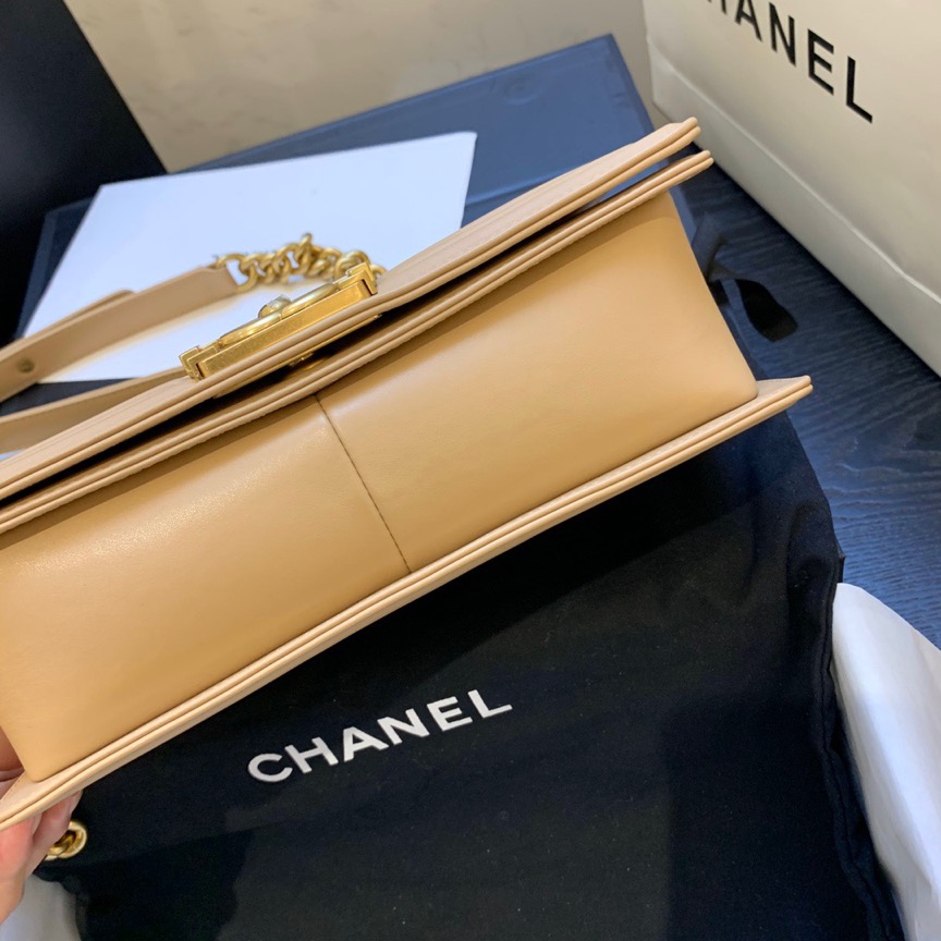 CHANEL Medium Chevron Mix Leather Boy Bag. Original Quality Bag including gift box, care book, dust bag, authenticity card. Chanel introduces a new style for their iconic Boy Bag. For the brand’s Spring/Summer 2016 Collection, this Boy Bag comes in a mix of three different leathers: Calfskin, Suede Calfskin and Grained Calfskin. A handle-chain in gilded metal allowing a carried hand or shoulder. This is a marvelous shoulder bag for day or evening and just the essentials, from Chanel!