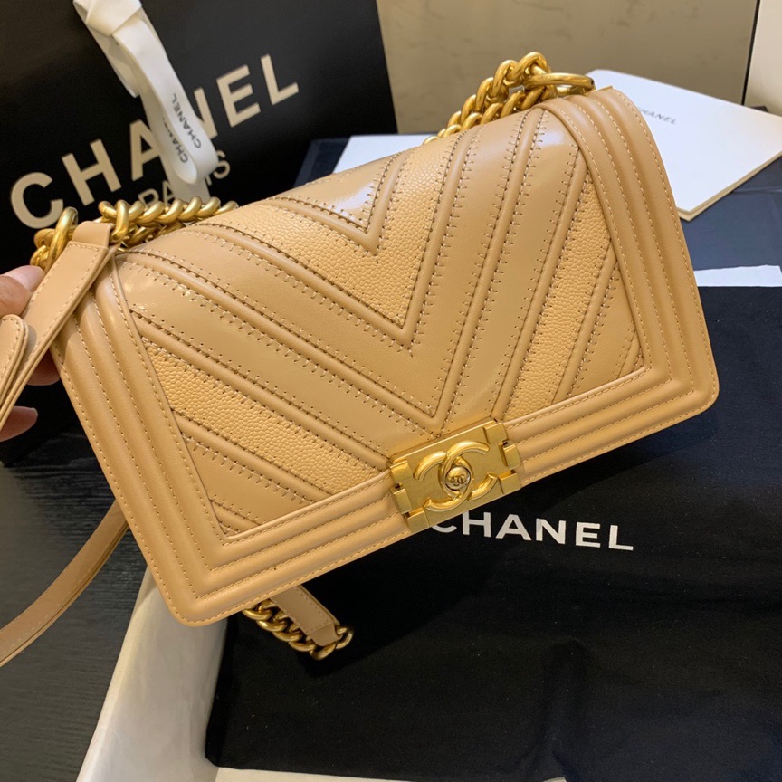 CHANEL Medium Chevron Mix Leather Boy Bag. Original Quality Bag including gift box, care book, dust bag, authenticity card. Chanel introduces a new style for their iconic Boy Bag. For the brand’s Spring/Summer 2016 Collection, this Boy Bag comes in a mix of three different leathers: Calfskin, Suede Calfskin and Grained Calfskin. A handle-chain in gilded metal allowing a carried hand or shoulder. This is a marvelous shoulder bag for day or evening and just the essentials, from Chanel!