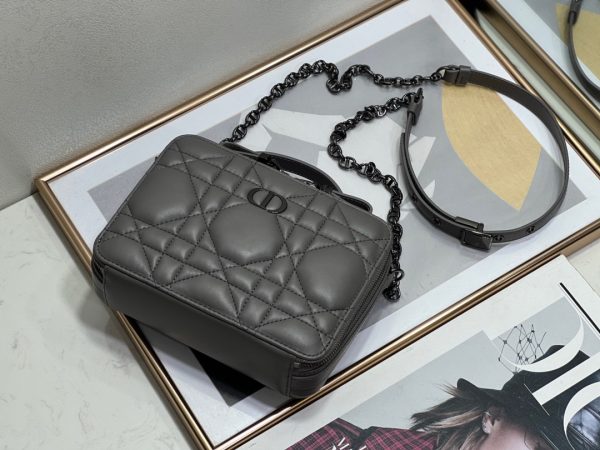 DIOR Caro Box Bag With Chain. Original Quality Bag including gift box, care book, dust bag, authenticity card. Maria Grazia Chiuri's Dior Caro box bag with chain is a modern creation. Crafted in calfskin, it stands out with a unique Macrocannage quilted effect and a spacious compartment, including three card slots, to accommodate all the daily essentials. The removable chain strap features a leather insert for comfortable and adjustable wear, either over the shoulder or crossbody, while the handle allows it to be carried by hand.