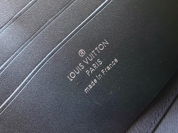 LOUIS VUITTON Alpha Wearable Damier Graphite Wallet. Original Quality Wallet including gift box, care book, dust bag, authenticity card. This Alpha Wearable Wallet is a versatile compact bag. Thanks to its adjustable and removable strap, thus it can be carried in different ways. This is made from Damier Graphite canvas and trimmed in black leather. The wide opening and side gussets give easy access to belongings inside. Perfect for carrying a phone (or two) and a wallet. 