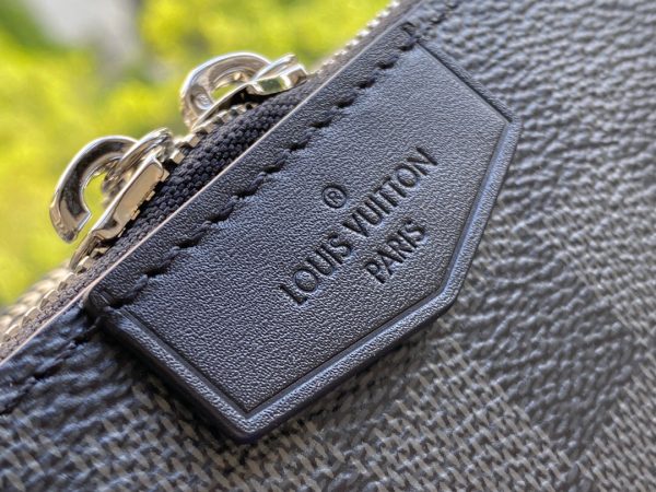 LOUIS VUITTON Alpha Wearable Damier Graphite Wallet. Original Quality Wallet including gift box, care book, dust bag, authenticity card. This Alpha Wearable Wallet is a versatile compact bag. Thanks to its adjustable and removable strap, thus it can be carried in different ways. This is made from Damier Graphite canvas and trimmed in black leather. The wide opening and side gussets give easy access to belongings inside. Perfect for carrying a phone (or two) and a wallet. 
