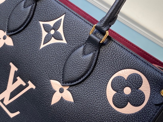 LOUIS VUITTON Onthego MM. Original Quality Bag including gift box, care book, dust bag, authenticity card. The OnTheGo MM is a medium-sized tote bag with two sets of handles, long and short, for hand and shoulder carry. Fashioned from supple grained cowhide leather, it features a Monogram pattern, printed on and embossed into the leather. The spacious interior, which can hold a laptop and other work essentials, make it a versatile everyday bag.