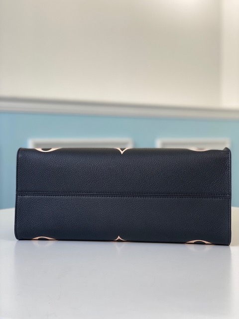 LOUIS VUITTON Onthego MM. Original Quality Bag including gift box, care book, dust bag, authenticity card. The OnTheGo MM is a medium-sized tote bag with two sets of handles, long and short, for hand and shoulder carry. Fashioned from supple grained cowhide leather, it features a Monogram pattern, printed on and embossed into the leather. The spacious interior, which can hold a laptop and other work essentials, make it a versatile everyday bag.