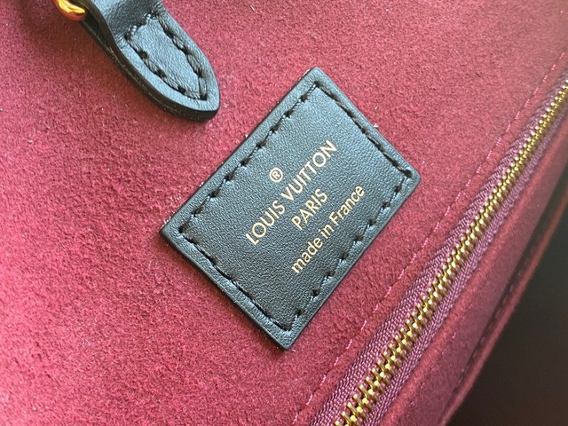 LOUIS VUITTON Onthego MM. Original Quality Bag including gift box, care book, dust bag, authenticity card. The OnTheGo MM is a medium-sized tote bag with two sets of handles, long and short, for hand and shoulder carry. Fashioned from supple grained cowhide leather, it features a Monogram pattern, printed on and embossed into the leather. The spacious interior, which can hold a laptop and other work essentials, make it a versatile everyday bag.