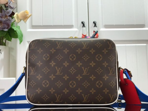 LOUIS VUITTON with NBA NIL Messenger. Original Quality Bag including gift box, care book, dust bag, authenticity card. Part of Virgil Abloh’s collaboration with the NBA, the Nil Messenger is made from Monogram canvas and features a leather NBA logo patch on its side. The bag’s adjustable leather strap ensures carrying comfort while two outside pockets and a back pocket give quick-and-easy access to belongings.