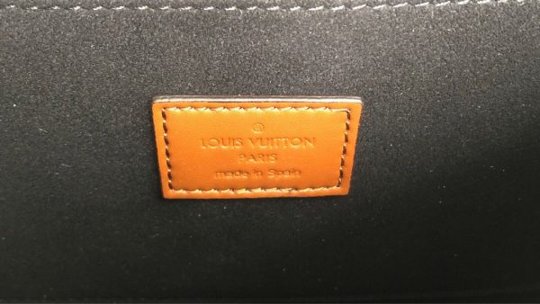 LOUS VUITTON Dauphine MM Shoulder Bag. Original Quality Bag. Authentic Style. Genuine Calf Leather. Metal Hardware. Authentic Packaging. Original Quality Dust Bag. For Spring-Summer 2019 Nicolas Ghesquière unveils a new must-have: the Dauphine Mini handbag. This adorable compact model is crafted from Monogram and Monogram Reverse canvas, trimmed with smooth tan calfskin. The high-shine LV lock and leather smart strap add a modern twist to this signature piece, which is perfectly sized for day-to-evening wear.