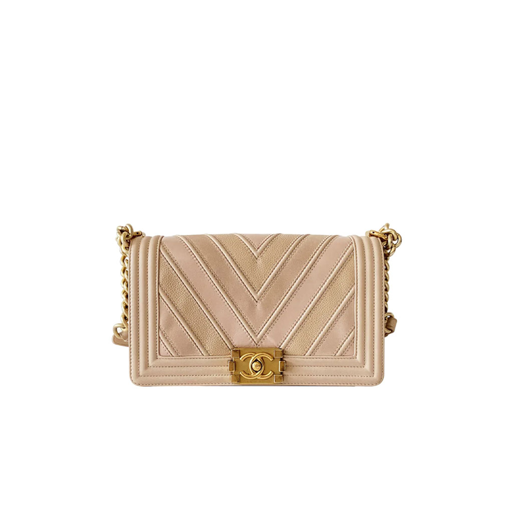 CHANEL Medium Chevron Mix Leather Boy Bag. Original Quality Bag including gift box, care book, dust bag, authenticity card. Chanel introduces a new style for their iconic Boy Bag. For the brand’s Spring/Summer 2016 Collection, this Boy Bag comes in a mix of three different leathers: Calfskin, Suede Calfskin and Grained Calfskin. A handle-chain in gilded metal allowing a carried hand or shoulder. This is a marvelous shoulder bag for day or evening and just the essentials, from Chanel!