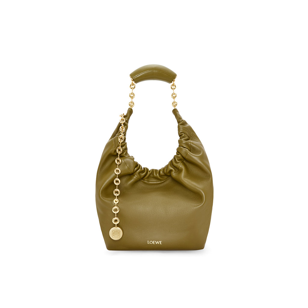 *OEWE Small Squeeze Bag: Where Elegance Meets Innovation in Luxurious Nappa Leather. The Squeeze bag embodies sophistication and femininity, crafted from luxurious nappa leather. It stands as a masterpiece, seamlessly blending traditional craftsmanship, innovative research, and distinctive design elements. The bag features a surprisingly lightweight ruched body, complemented by an adjustable donut chain and a tactile, squeezable handle. This particular version showcases the elegance of nappa lambskin in a compact size, adding an extra touch of refinement to its allure.