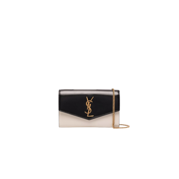 SAINT LAURENT Uptown Chain Wallet. High-End Quality Bag including gift box, care book, dust bag, authenticity card. Mini envelope bag decorated with the cassandre, featuring a removable chain strap for shoulder or hand carry as a clutch. A fragments card case with three card slots is included.