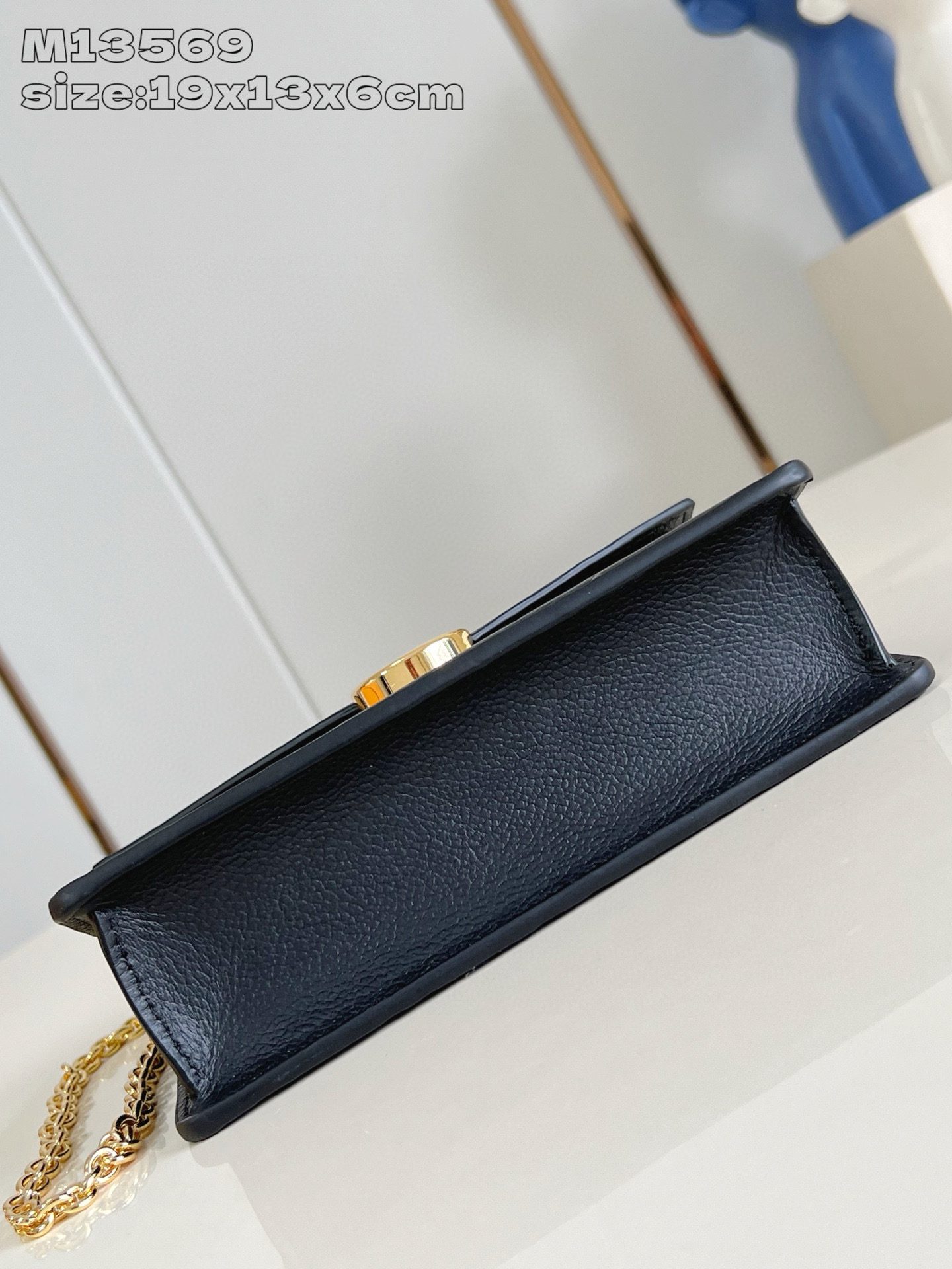 Wallet On Chain Rosy. Authentic quality luxury bag crafted in genuine leather comes with authenticity card, dust bag and gift bag. Rosy Elegance, Effortlessly Carried. Introducing the Wallet On Chain Rosy—a compact statement of modern elegance. Crafted from the House’s signature Monogram Empreinte leather, this chic piece brings timeless sophistication to any outfit. The design shines with a gold-toned LV Circle and a sleek chain strap, offering effortless shoulder carry for day or night. Despite its refined silhouette, the Rosy is smartly sized to hold your everyday must-haves, complete with three secure card slots to keep essentials organized. A perfect blend of luxury, versatility, and iconic craftsmanship—your new go-to accessory for every occasion.