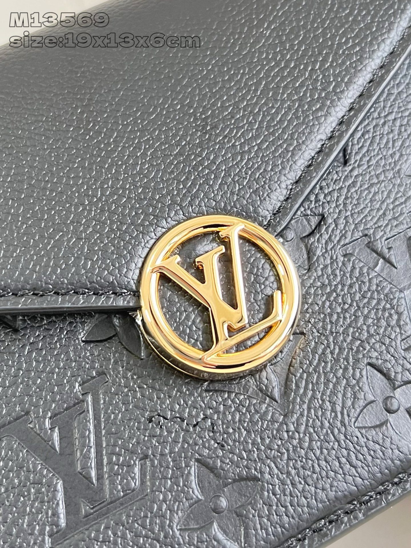Wallet On Chain Rosy. Authentic quality luxury bag crafted in genuine leather comes with authenticity card, dust bag and gift bag. Rosy Elegance, Effortlessly Carried. Introducing the Wallet On Chain Rosy—a compact statement of modern elegance. Crafted from the House’s signature Monogram Empreinte leather, this chic piece brings timeless sophistication to any outfit. The design shines with a gold-toned LV Circle and a sleek chain strap, offering effortless shoulder carry for day or night. Despite its refined silhouette, the Rosy is smartly sized to hold your everyday must-haves, complete with three secure card slots to keep essentials organized. A perfect blend of luxury, versatility, and iconic craftsmanship—your new go-to accessory for every occasion.